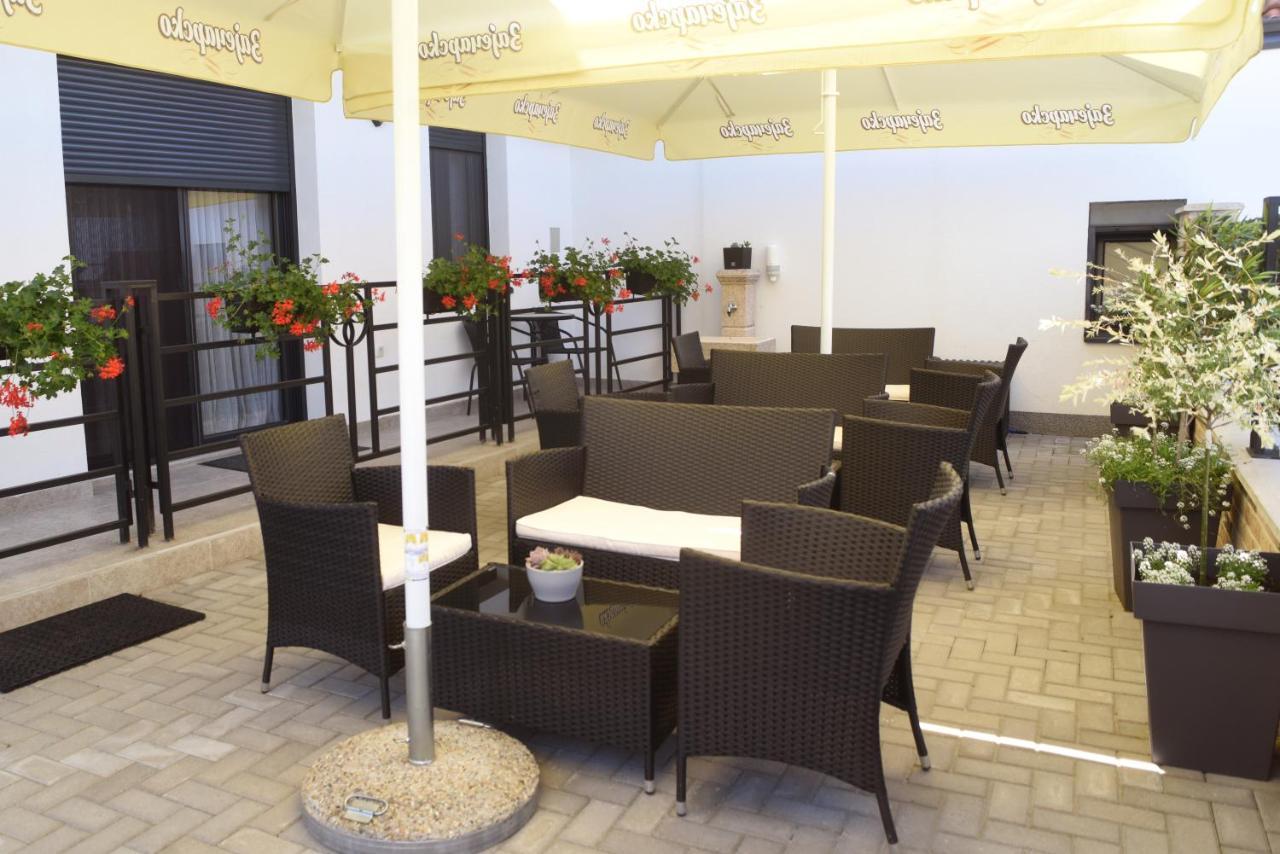 "Mini Hotel Vienna" Apartments Врнячка-Баня Екстер'єр фото